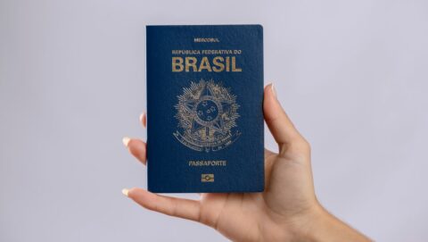 Passaporte para trabalho pode ser retirado| Fonte: Shutterstock